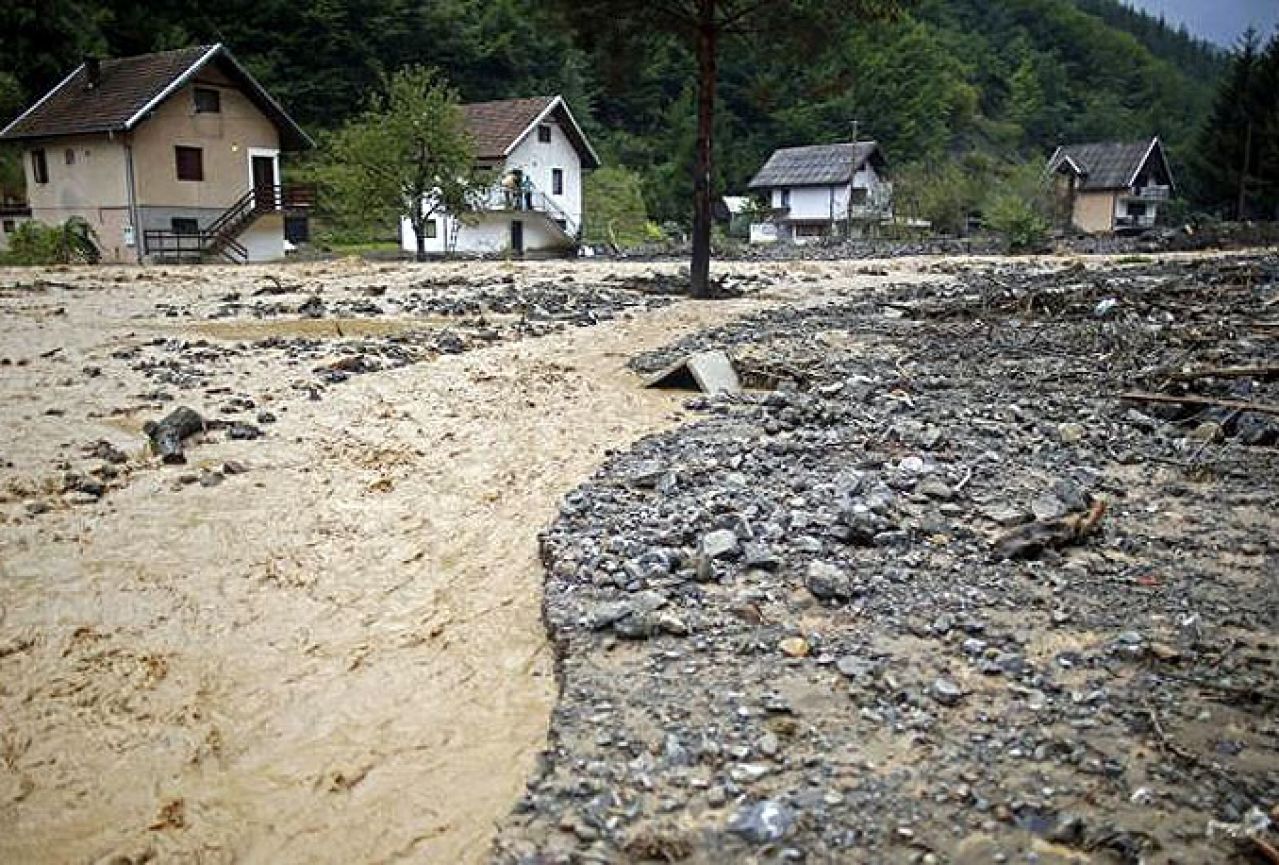 Kiša prouzročila brojne probleme u Bosni, obustavljena nastava u Novom Gradu