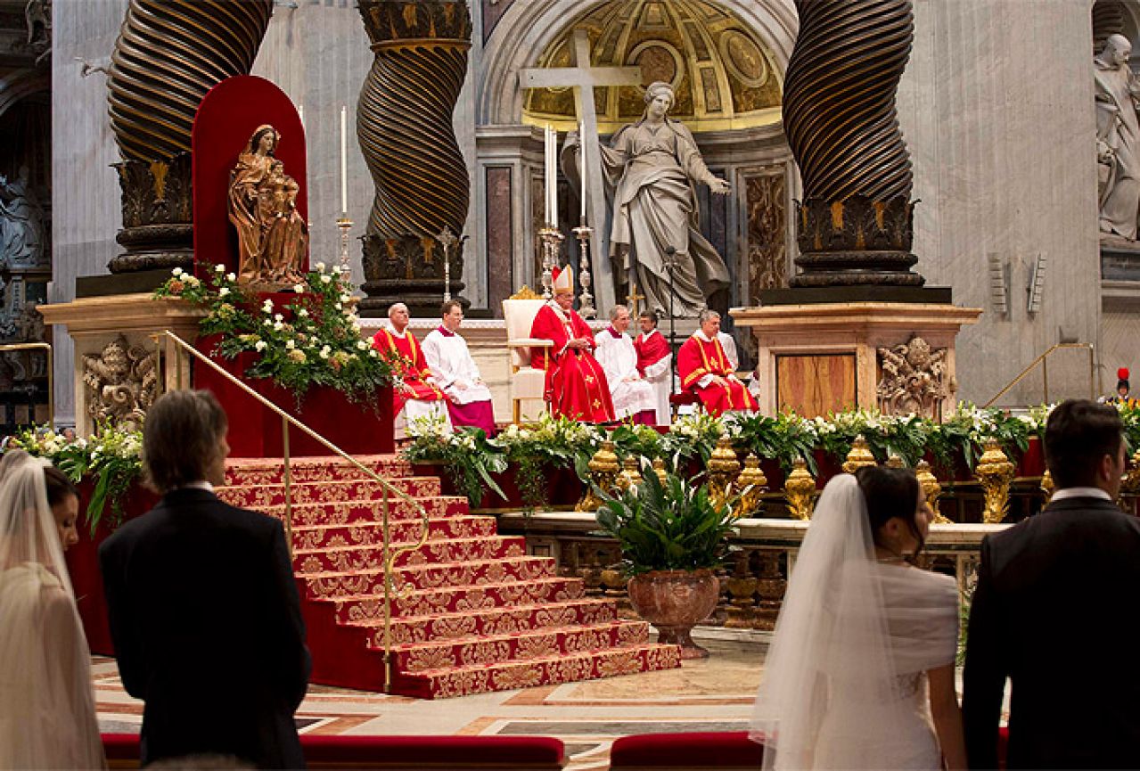 Papa Franjo vjenčao dvadeset parova