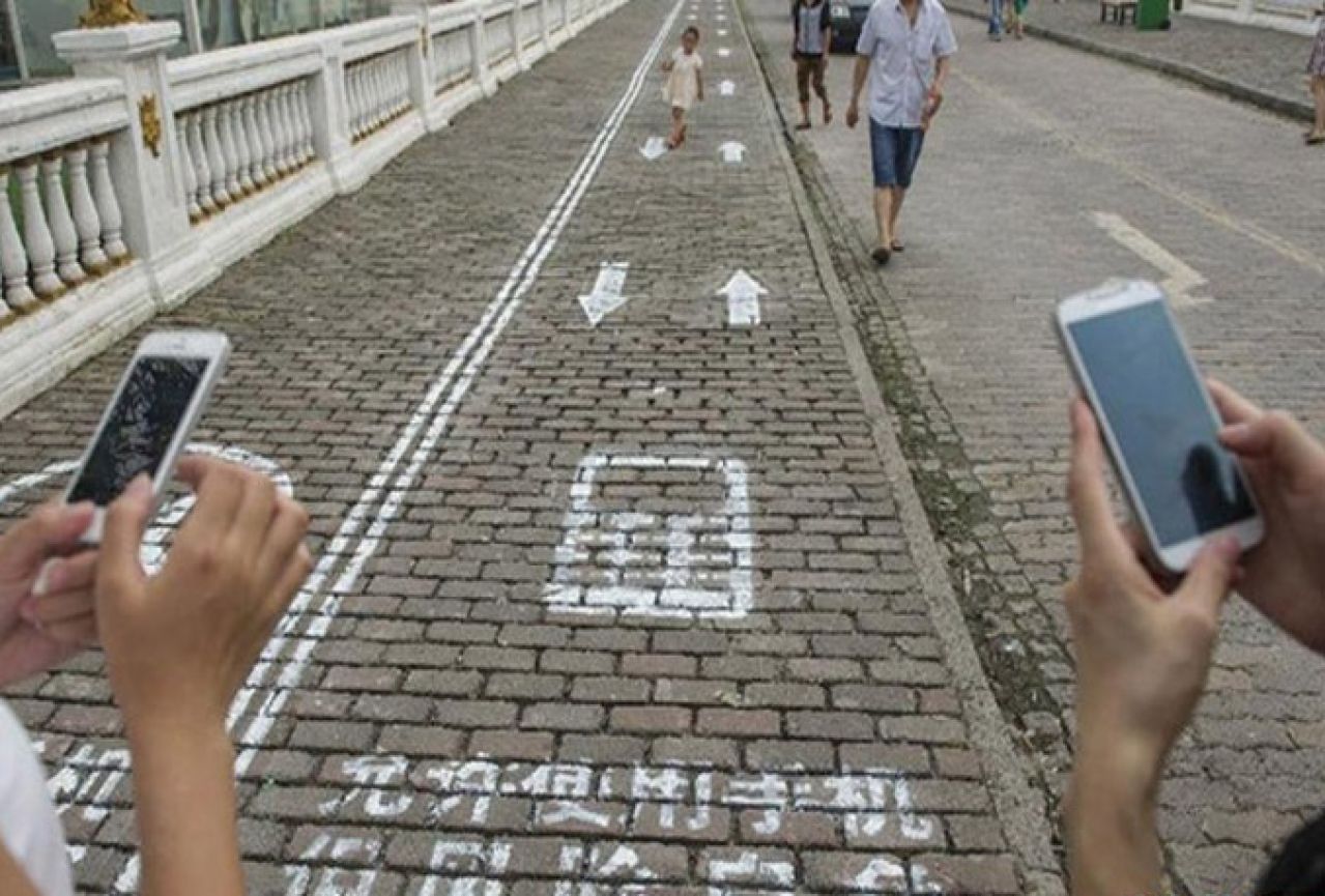 Ovisnici o pametnim telefonima u Kini dobili svoju posebnu stazu za hodanje
