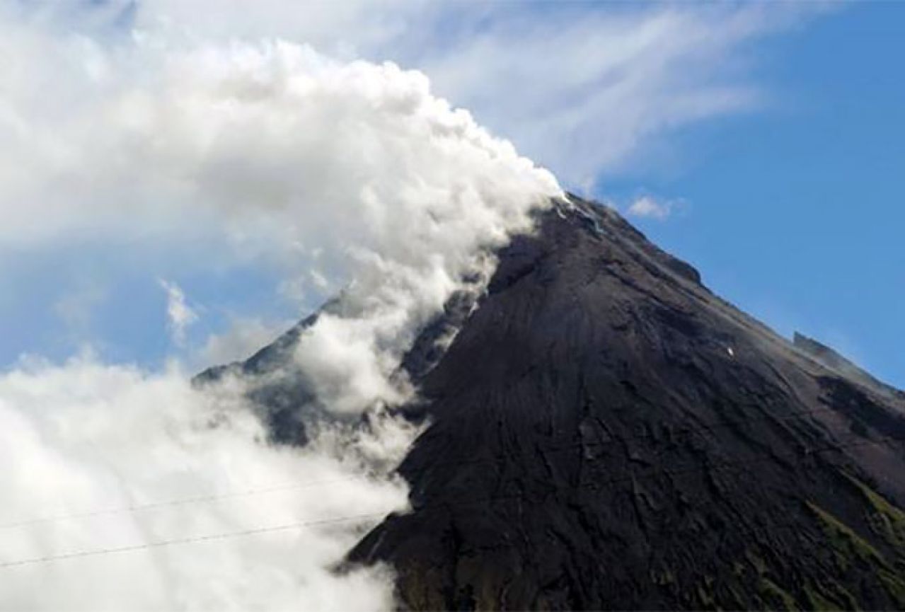 Budi se vulkan na Filipinima, Japan se trese, a Kina na udaru tajfuna