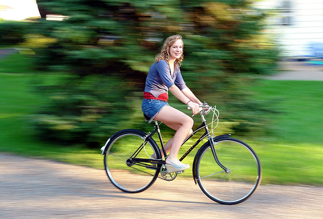 На каком велосипеде лучше ездить. Кататься на велосипеде. Катание на Велике. Человек на Велике. Велосипед для девочки.