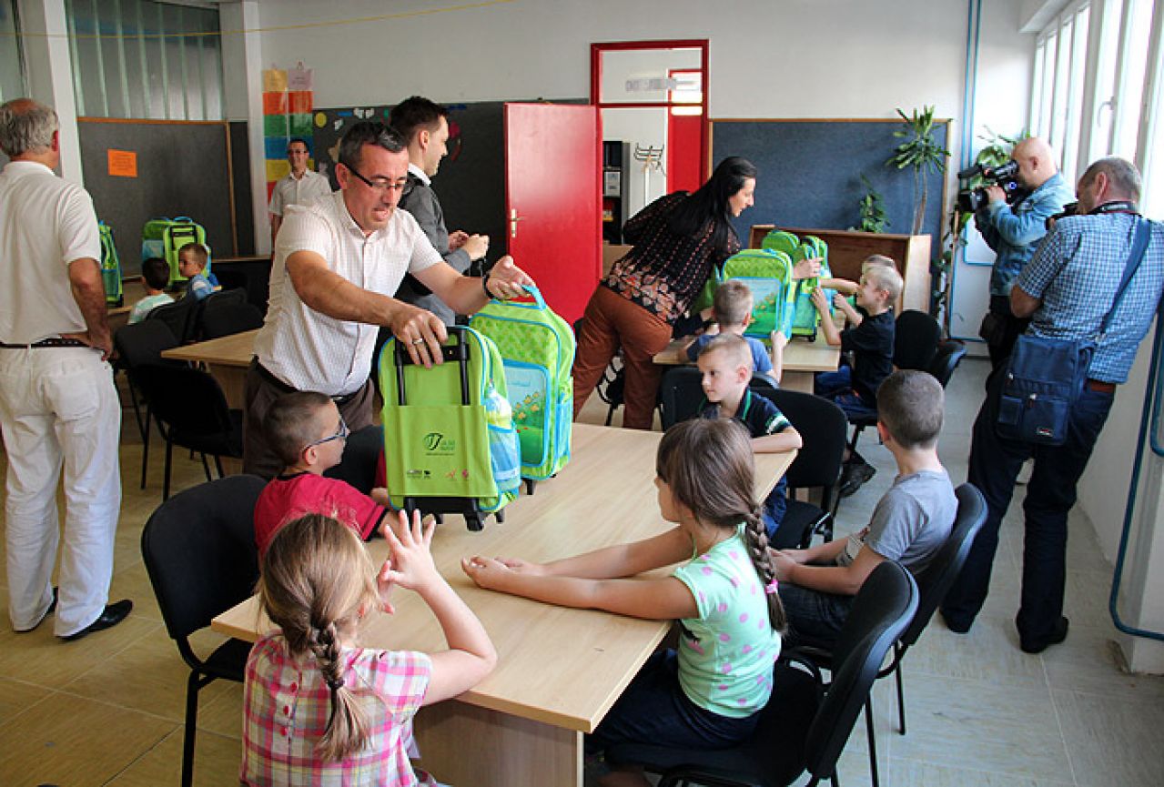 Učenici prvih razreda osnovnih škola dobili školske torbe sa priborom