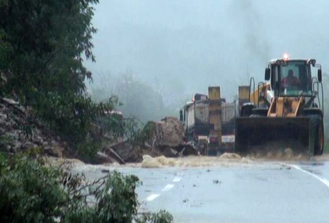 Jedna osoba stradala, tri nestale, zbog poplava evakuirano više od 500 osoba