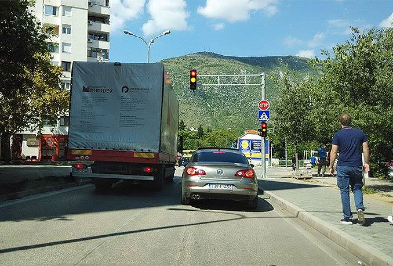 Mostar: Proradio semafor, tipkala na čekanju