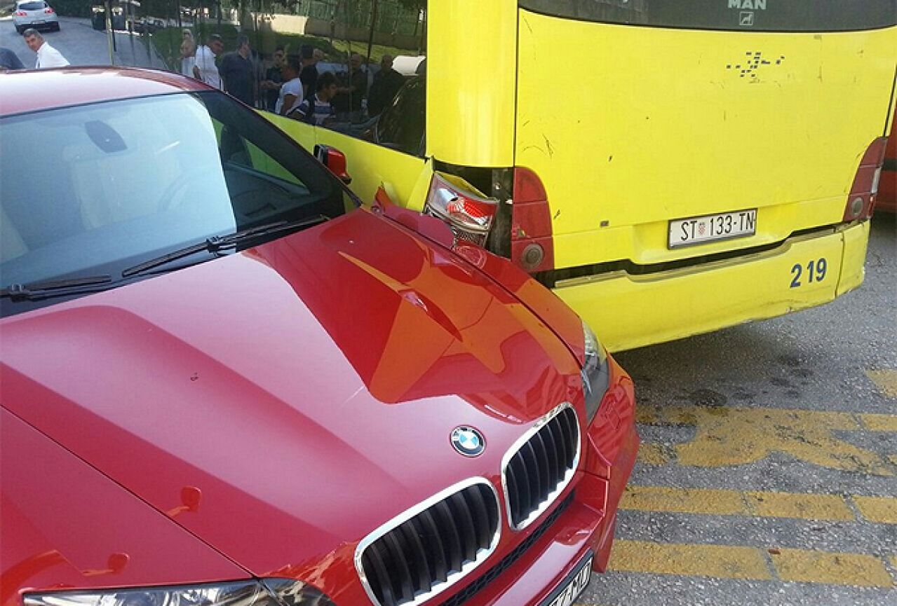 Vozač autobusa zaboravio ručnu i zabio se u Thompsonov BMW