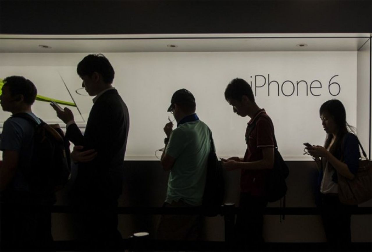 Počela prodaja iPhonea 6: Prvom kupcu uređaj ispao iz ruku pred kamerama!