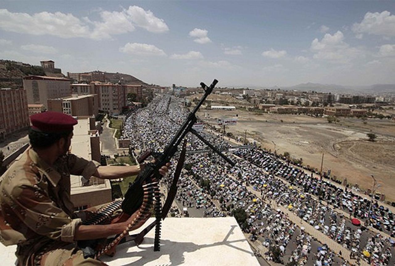 Ratuje se i u Jemenu: Pobunjeni Houthi napali vojsku i zgradu televizije u prijestolnici