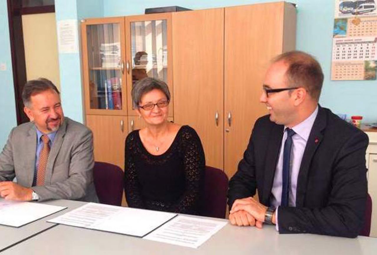 Mašić potpisao ugovore za obnovu tri škole u Posavini