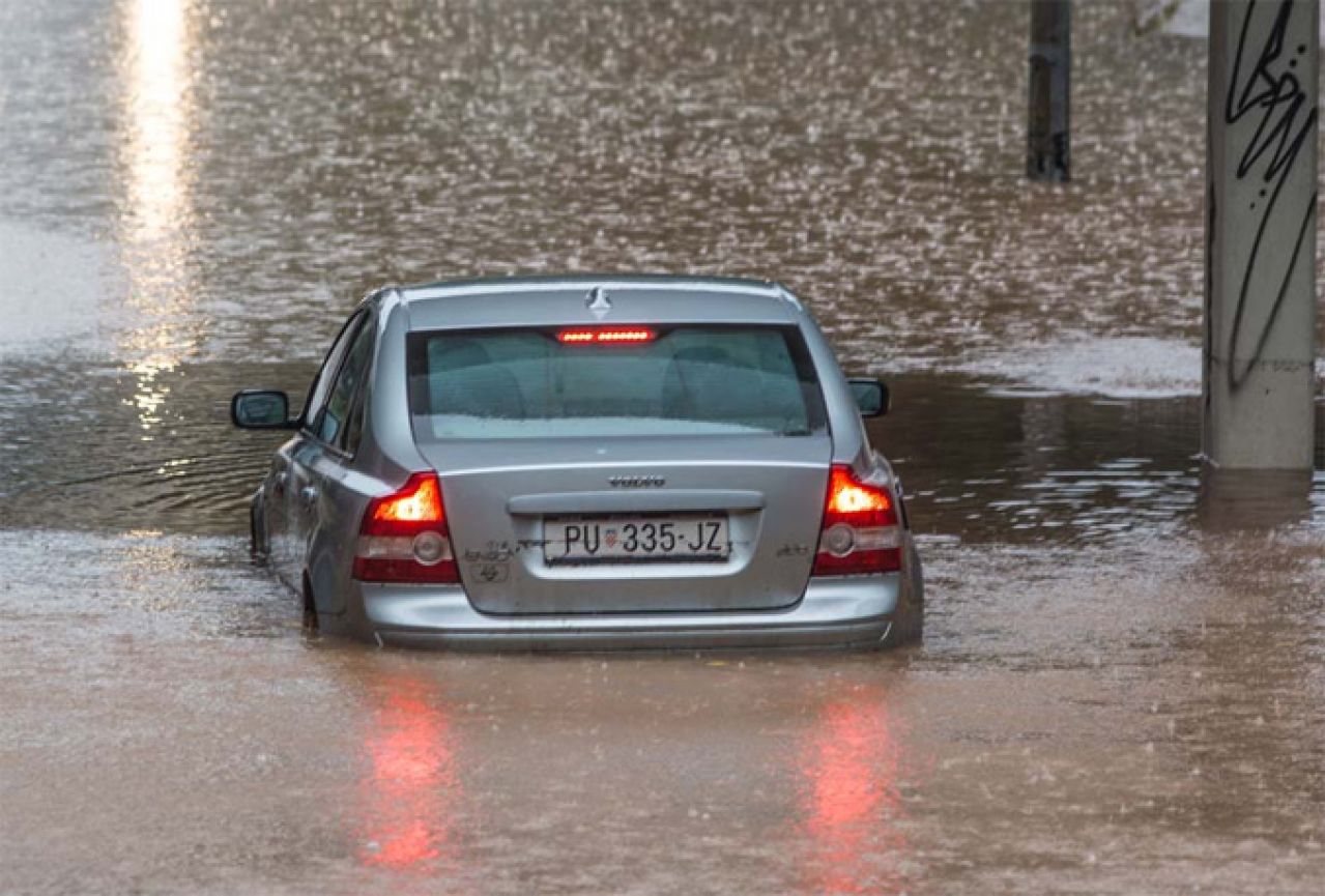Poplave u središtu Zadra; poplavljeni sjeverni Jadran i Dalmacija