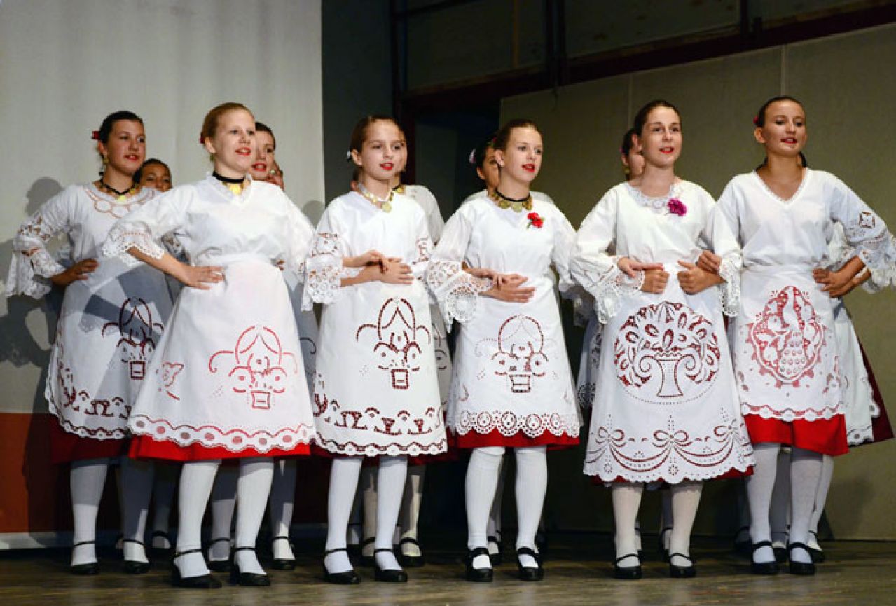 Ljubitelji tradicijskih plesova i pjesama uživali u cjelovečernjem folklornom programu
