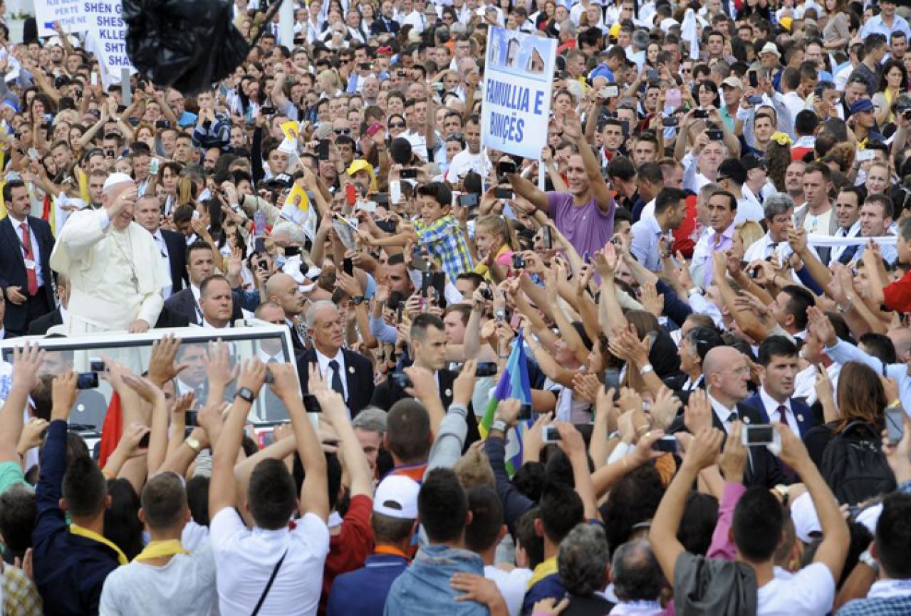 Papa Franjo stigao u Albaniju; na ulicama ga pozdravlja tisuće vjernika
