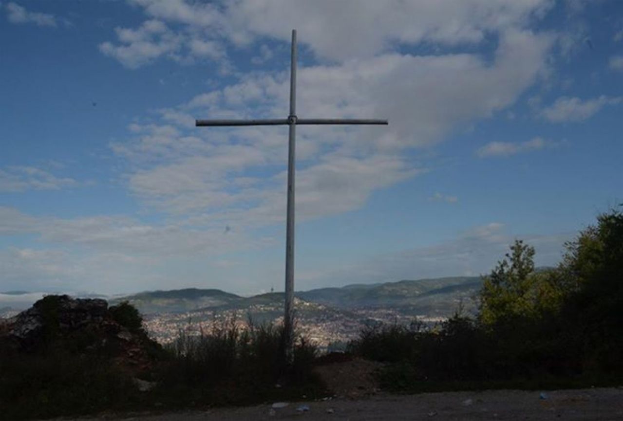 Iznad Sarajeva osvanuo spomen križ u čast stradalim sarajevskim Srbima