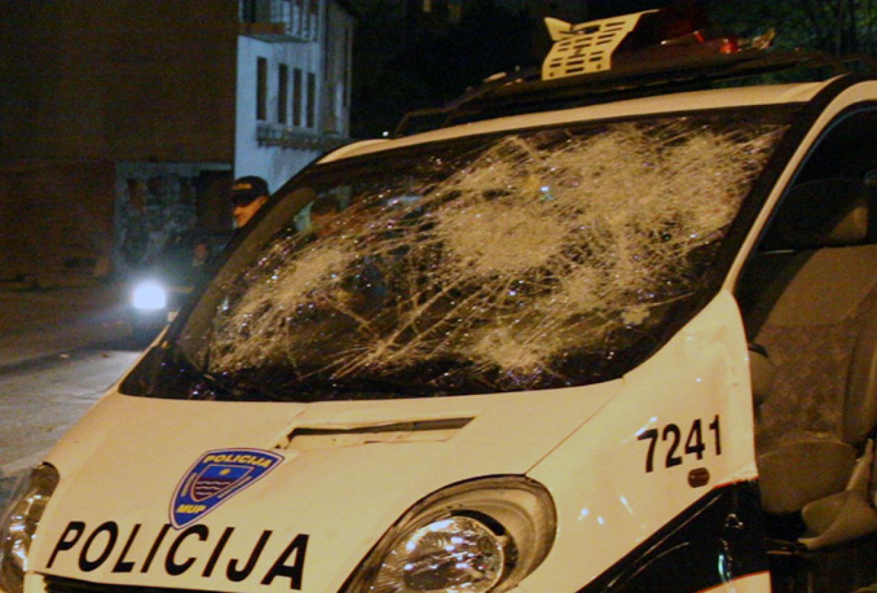 Mostar: Potukli se međusobno pa napali policiju, privedeno nekoliko osoba