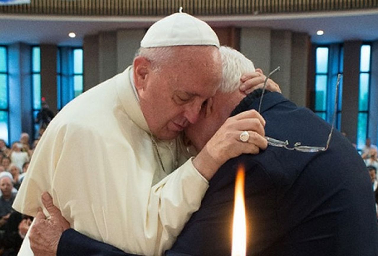 Papa Franjo prvi put zaplakao pred kamerama