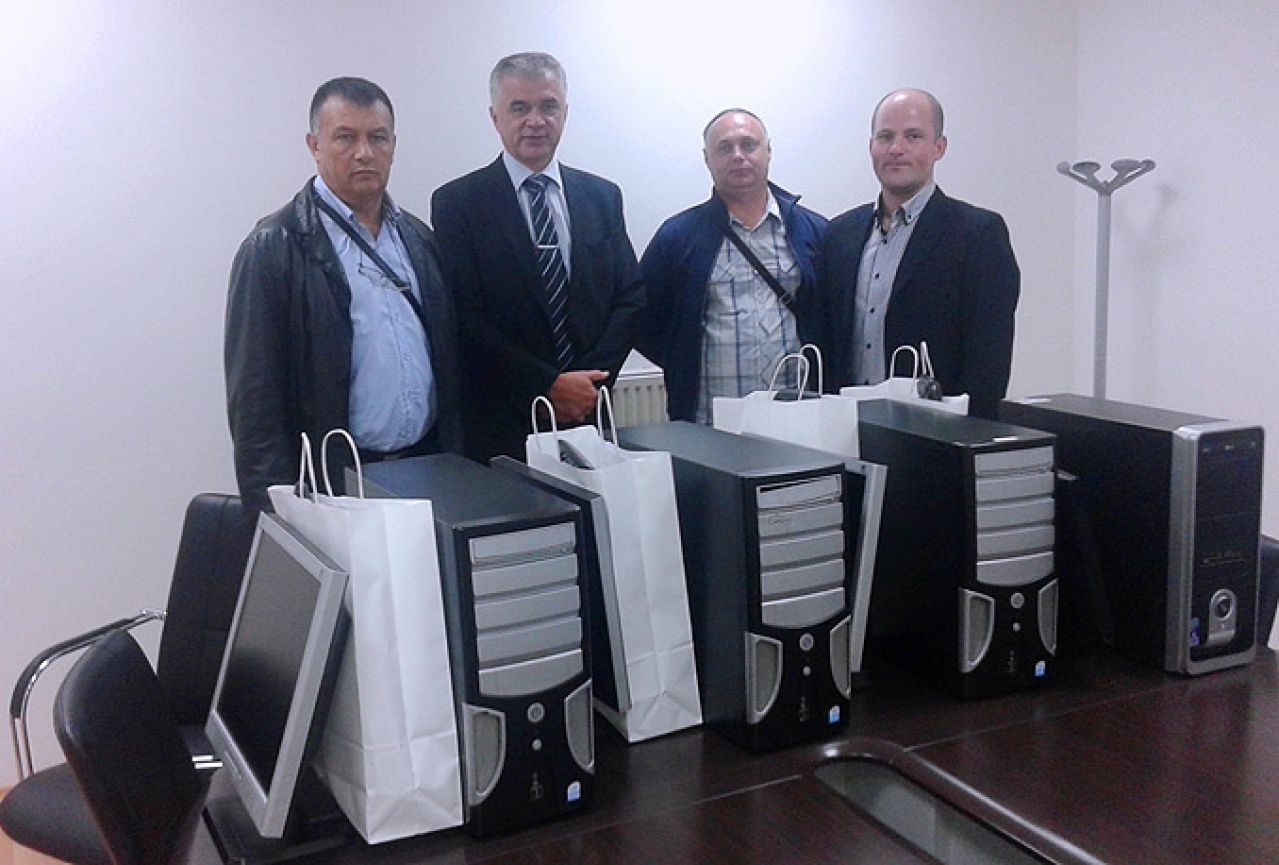 Srednja građevinska škola u Mostaru dobila nova računala