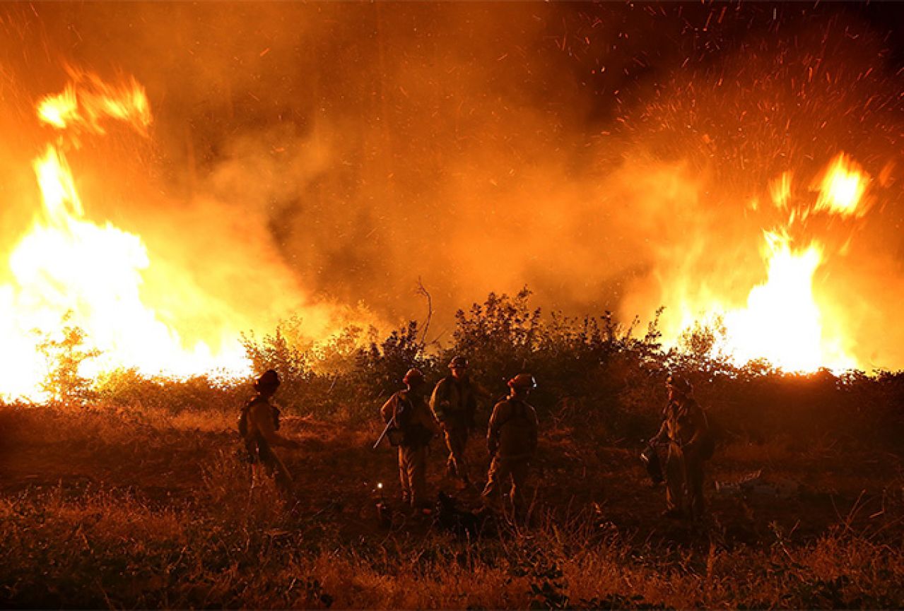 Kalifornija: Sedam tisuća vatrogasaca se bori s vatrenom stihijom 