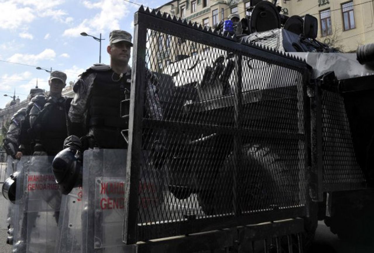 Protivnici Parade ponosa u Beogradu veličali Šešelja i Mladića, a policiju kamenovali