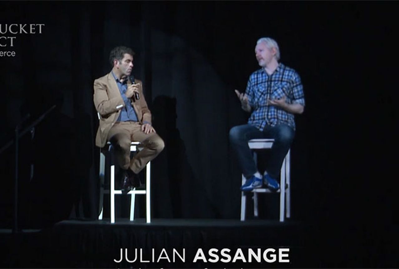 Hologram Assangea: Google manipulira poviješću