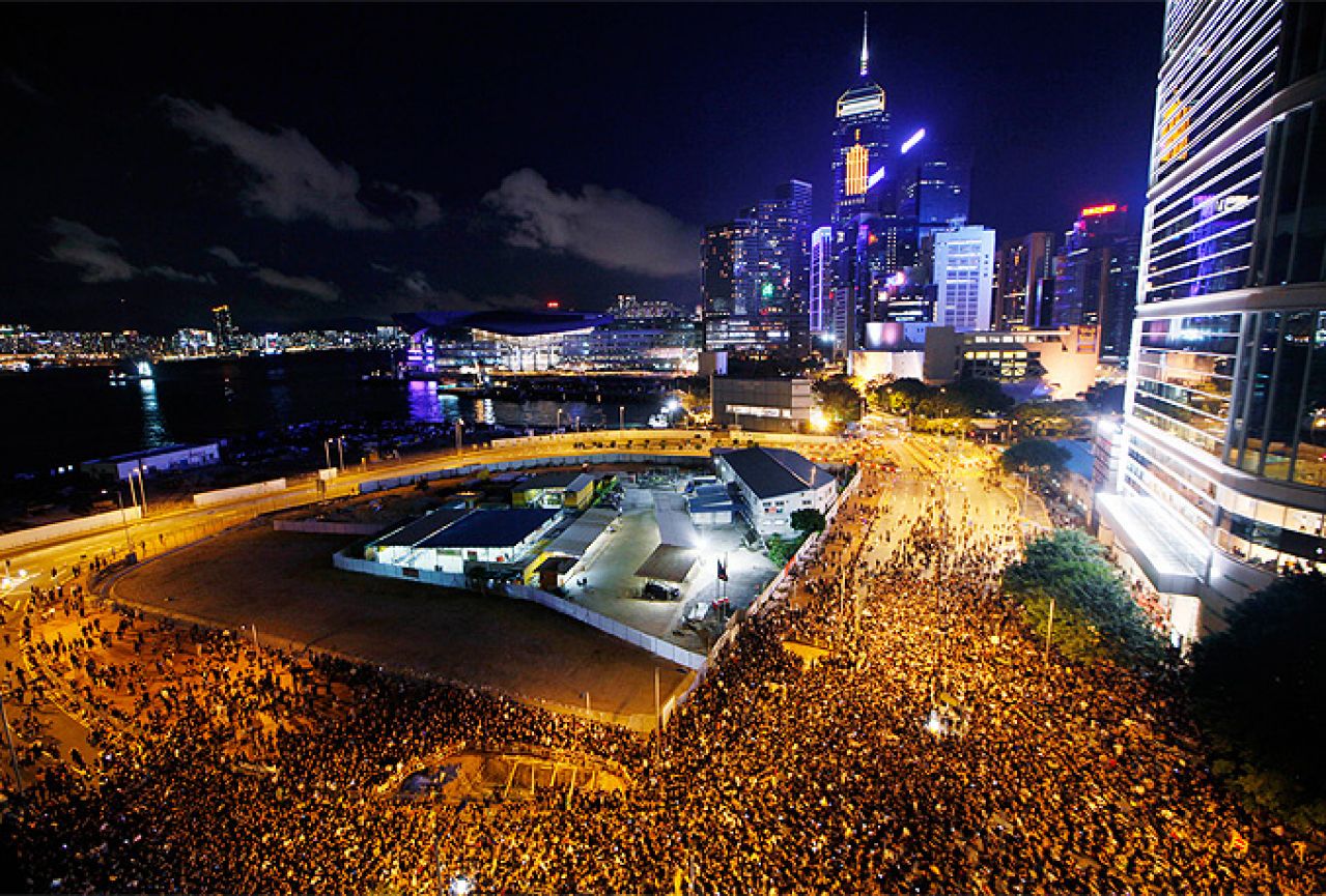 Podržavanje gušenja: Prosvjedi u Hong Kongu su ilegalne aktivnosti