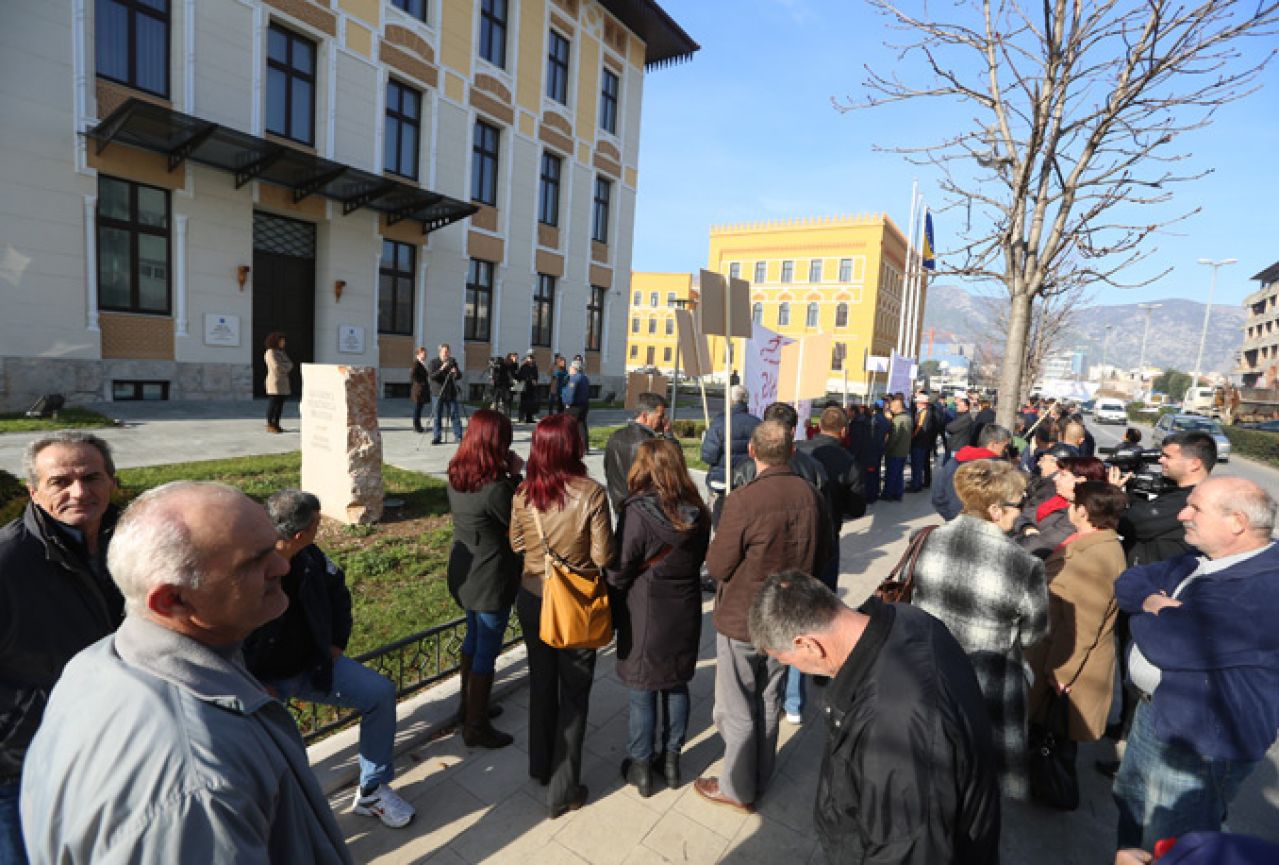 Radnici poručuju budućoj vlasti da su je spremni rušiti