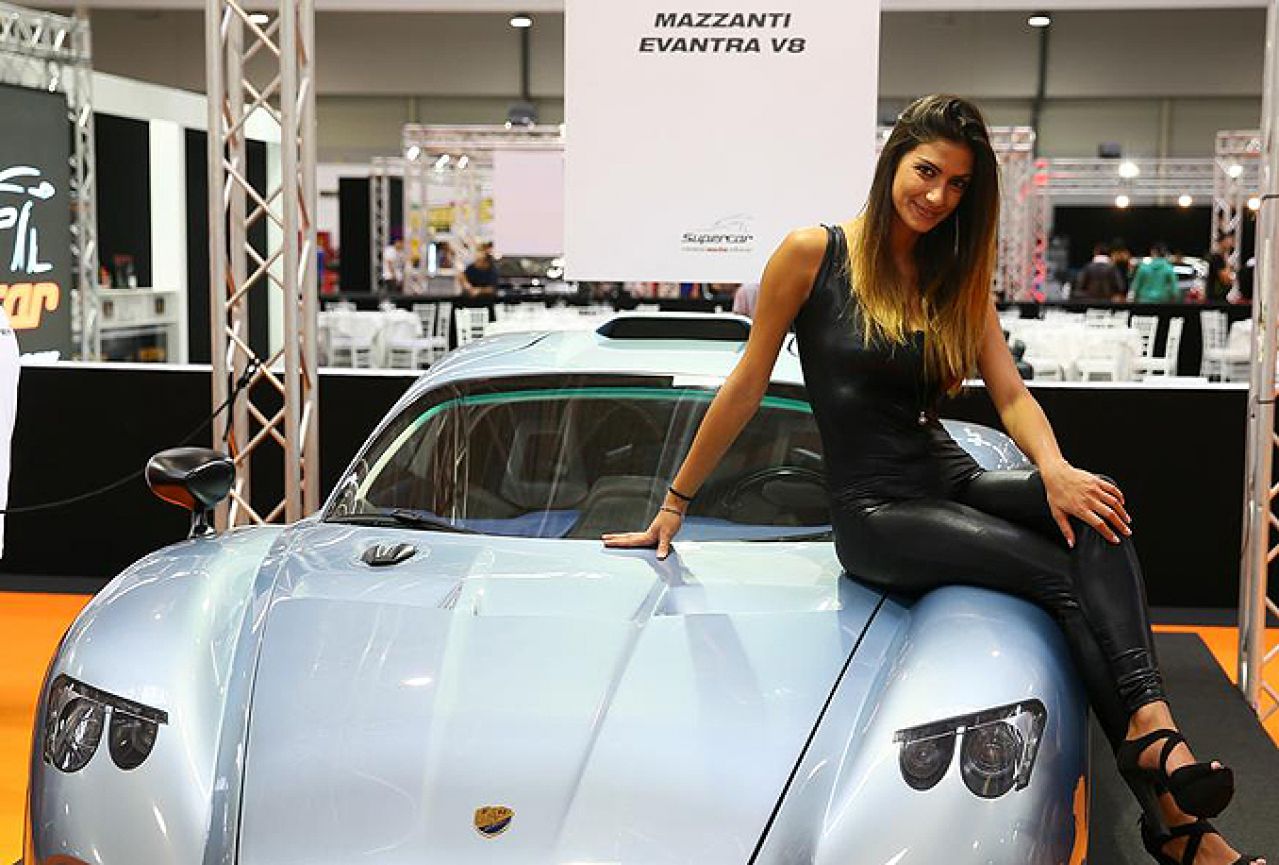 Posjetitelji sajma u Rimu uživaju u najnovijim modelima automobila