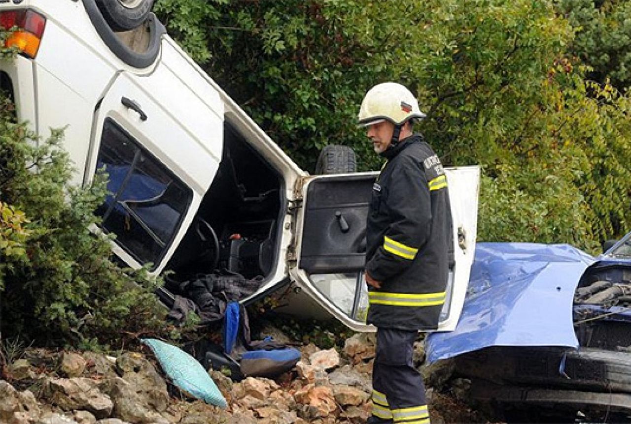 Filmska nesreća: U sudaru na Buni oštećena četiri automobila, jedna osoba ozlijeđena