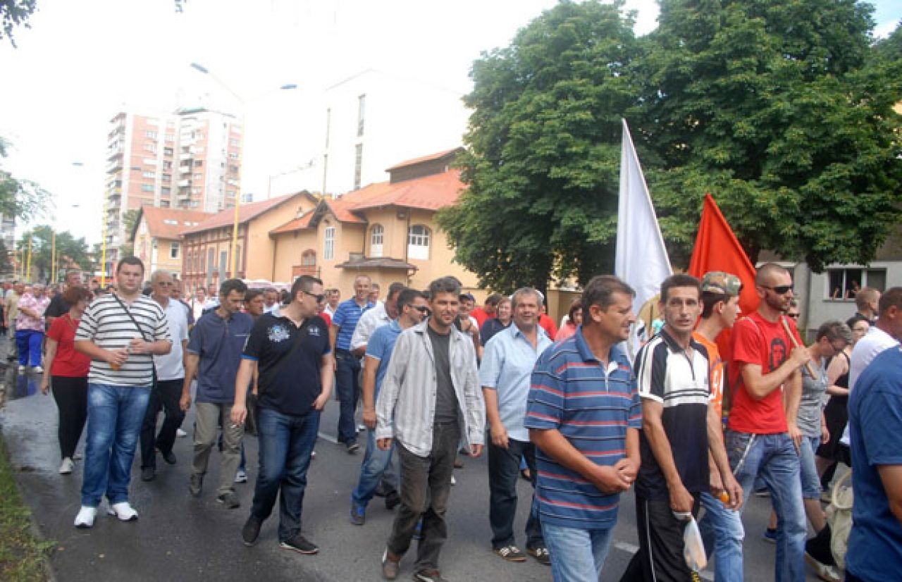 Tula: Radnici blokirali prometnicu u gradu