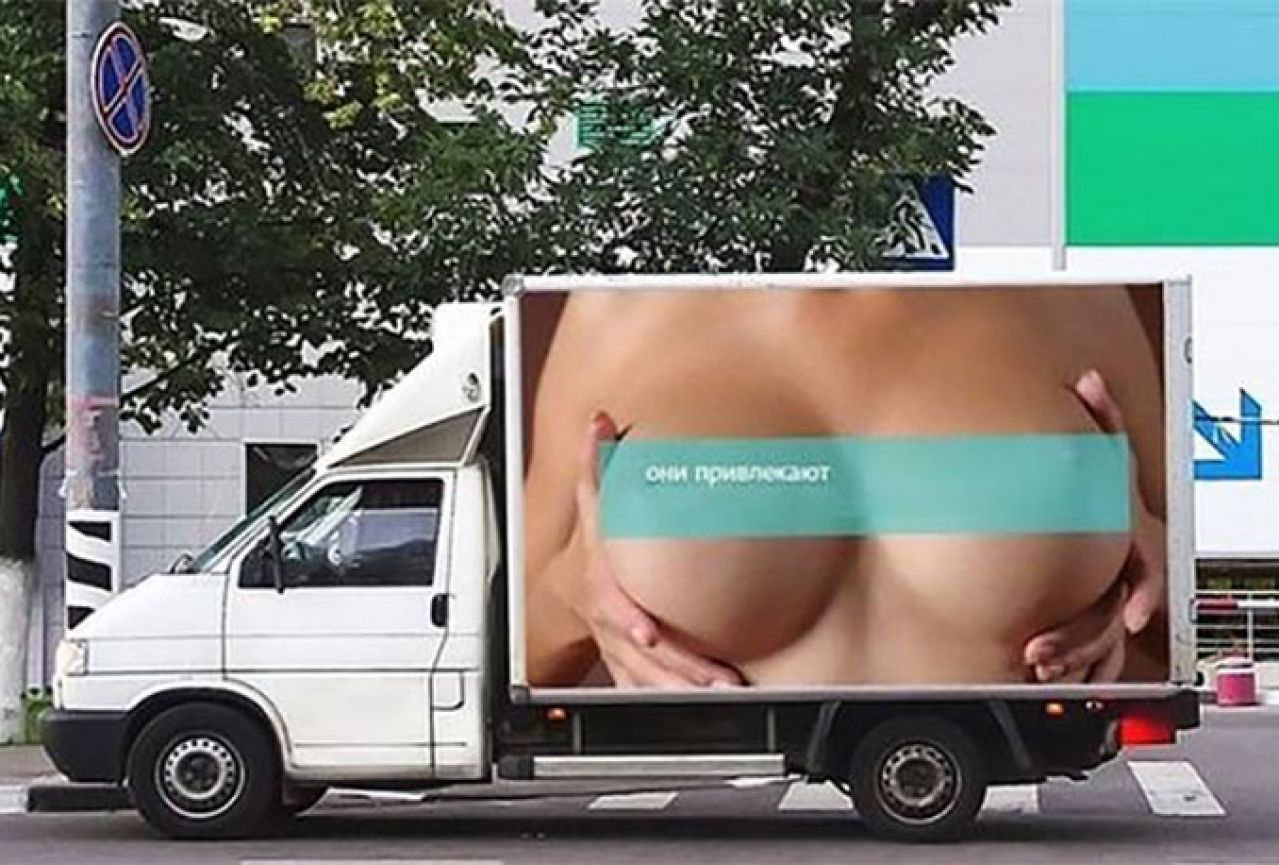 Reklame golih ženskih grudi uzrokovale više od 500 sudara u jednom danu