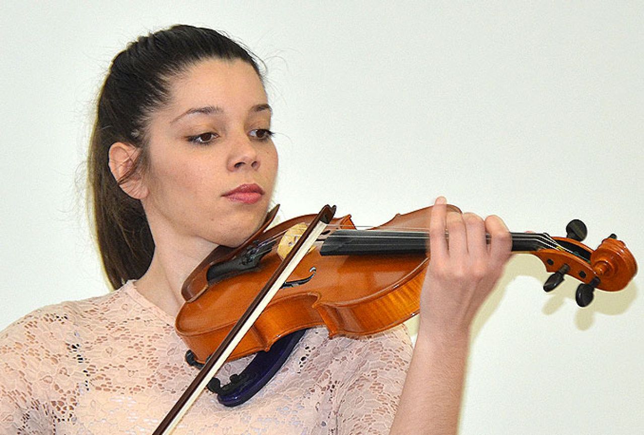 Neka se vaša djeca upoznaju s osnovama sviranja violine kroz glazbene igre
