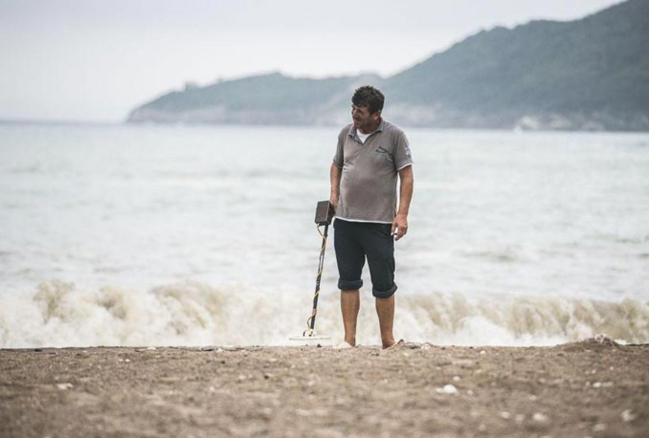 Neobičan posao u Budvi: Pretražuje plažu nakon turista i ulovi tisuću eura