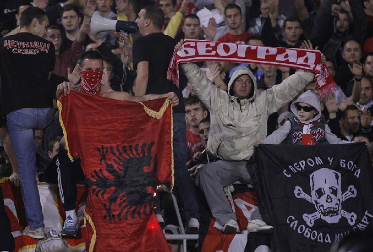 Zapaljena zastava Albanije na derbiju Partizana i Crvene zvezde