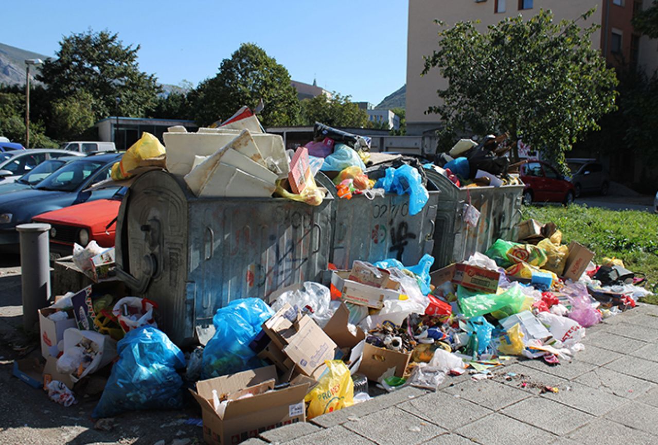 Mostar: Kontejneri pretrpani smećem jer nova deponija ne radi nedjeljom