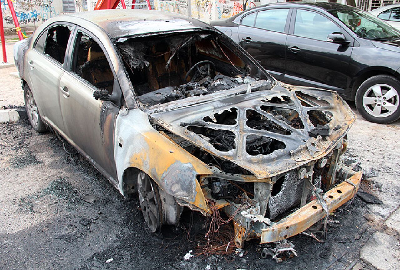 Mostar: Odvjetniku u Cernici zapaljen automobil