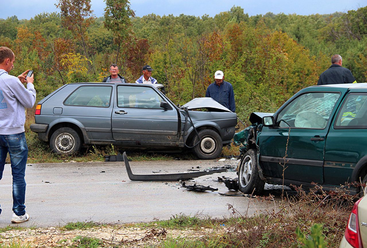 U teškoj prometnoj nesreći u Sretnicama ozlijeđene tri osobe