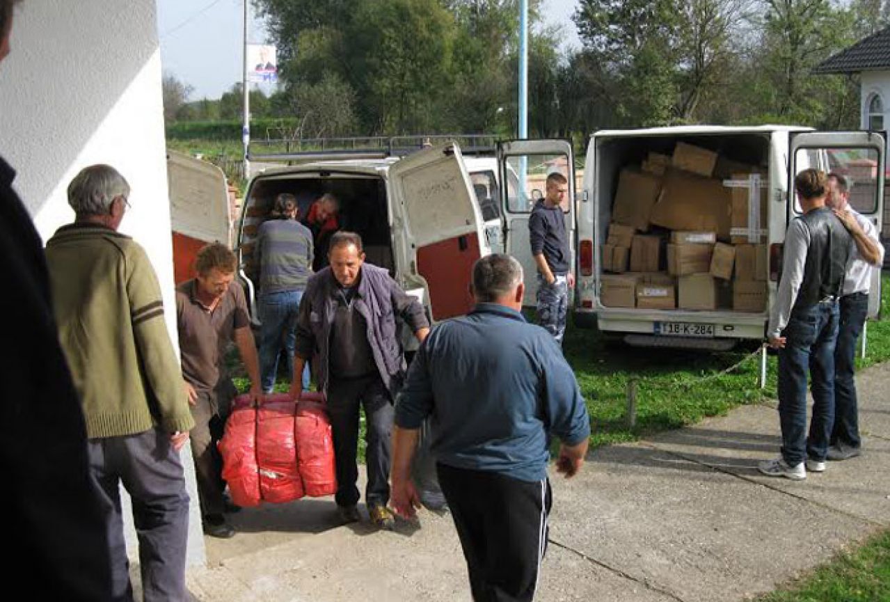 Mostarska Prosvjeta uručila humanitarnu pomoć ugroženim stanovnicima kod Bijeljine