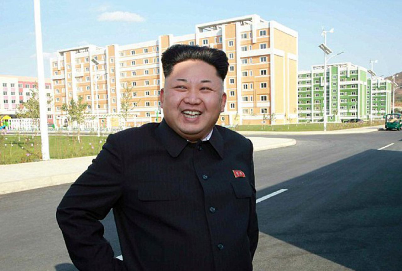 Kim Jong-Un hoda sa štapom zbog operacije ciste na gležnju