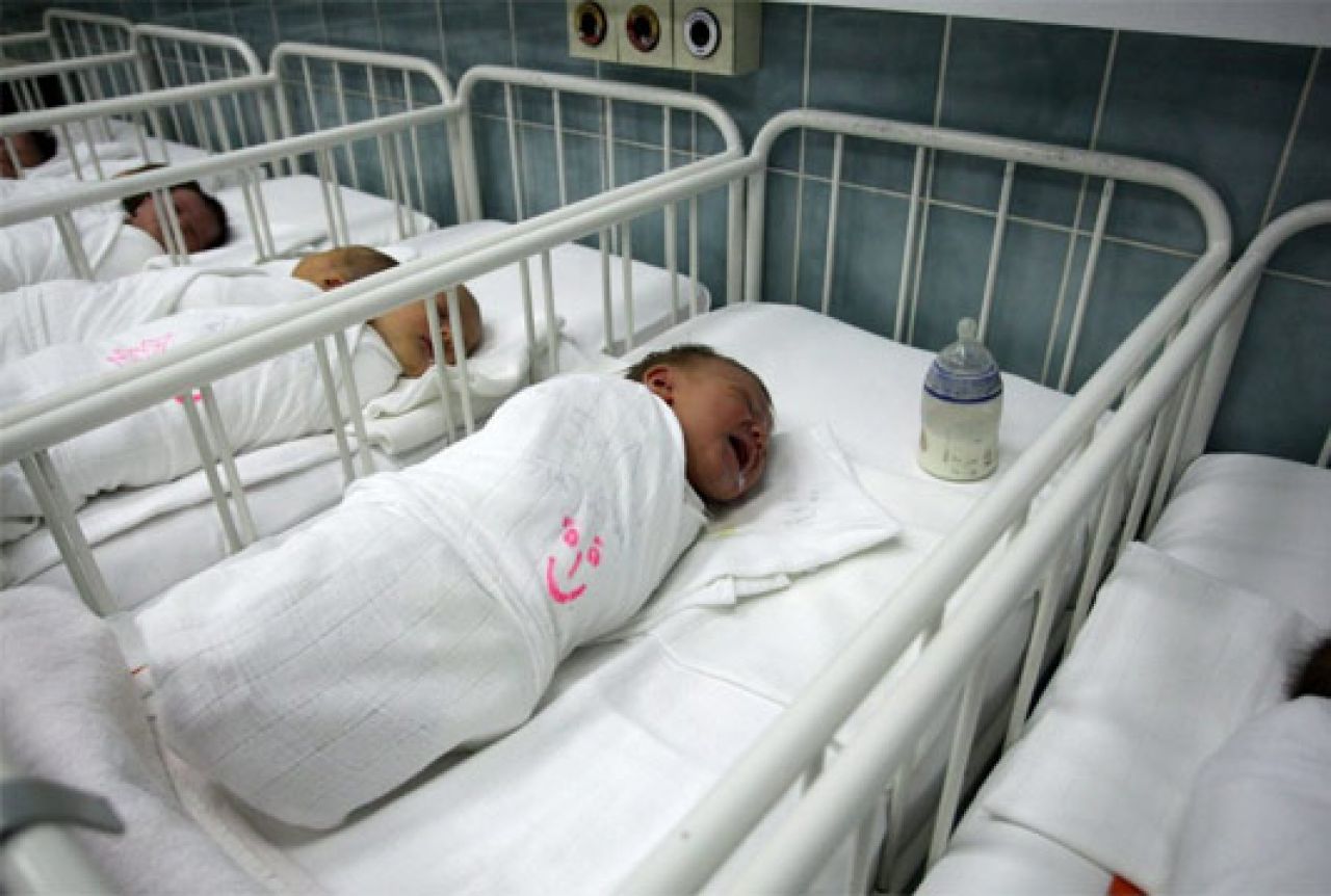Vlada HNŽ: Porodiljama je isplaćeno 431.600 KM za porodiljne nakande