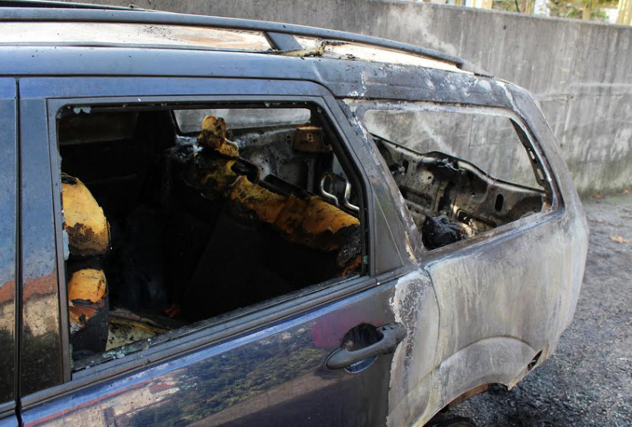 Čapljina: Podmetnut požar na automobilu, izgorio Focus