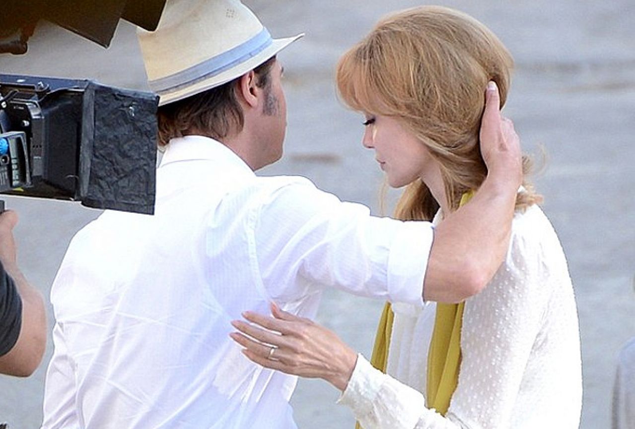 Plavuša Angelina Jolie snima ljubavnu priču s Bradom Pittom