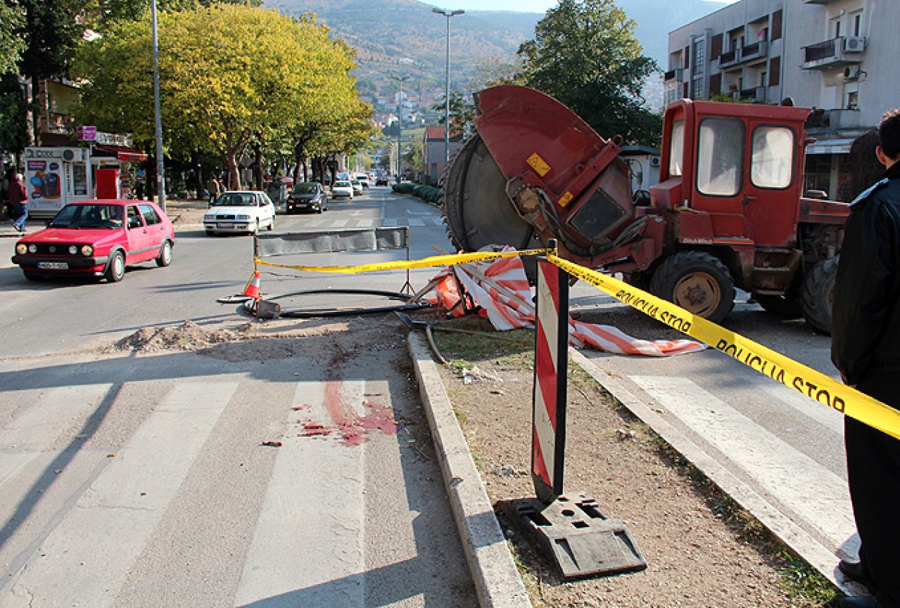 Mostar: Radnik smrtno stradao pod radnim strojem