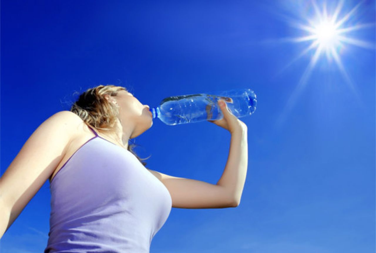 Tijekom ljetnih mjeseci, pijte vodu i kad niste žedni