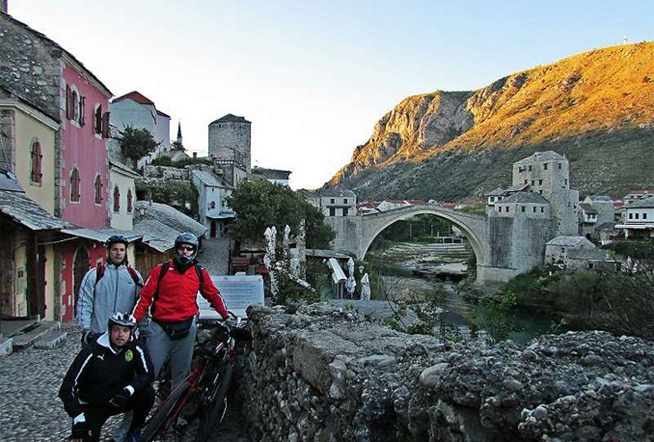 Doputovali biciklima u Mostar: Zabavili se u noćnim klubovima i ''pomeli'' kladionicu