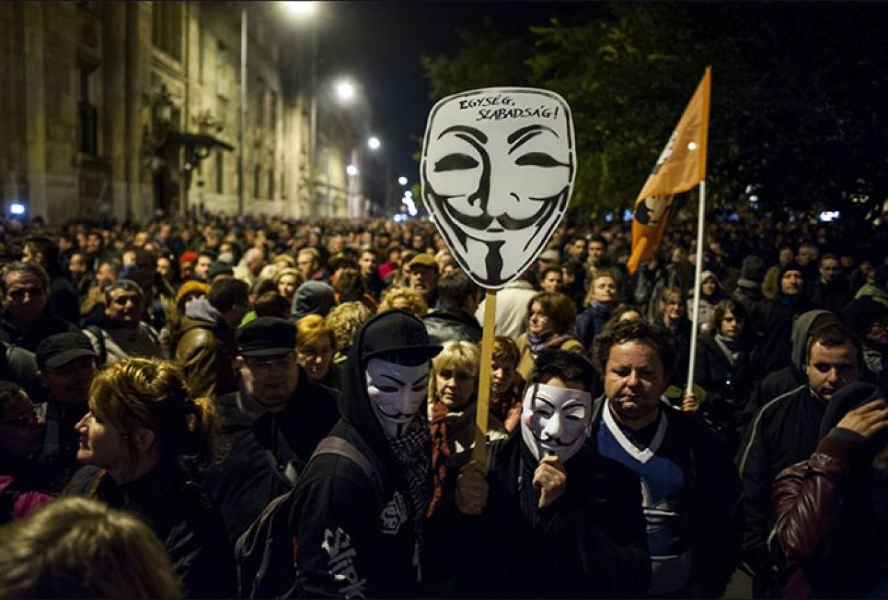 Nakon masovnih prosvjeda mađarska vlada odustala od poreza na internetski promet!