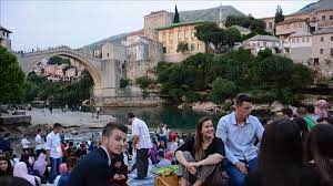Omladinski iftar ispod Starog mosta u Mostaru