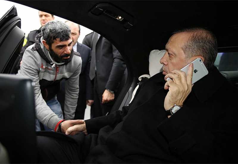 Erdogan zaustavio kolonu u Novom Pazaru i poljubio starici ruku