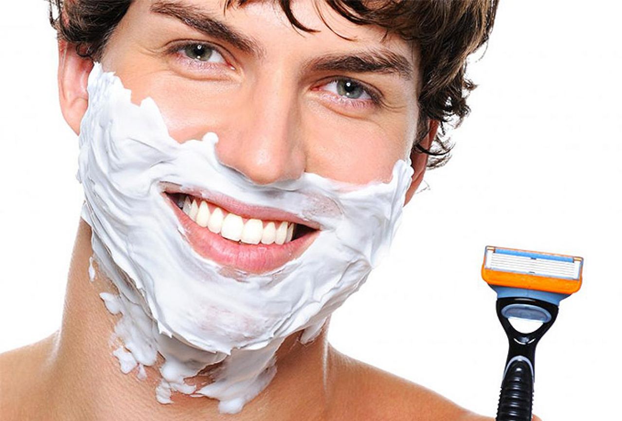 Что нужно после бритья. Мужчина бреется. Парень в пене для бритья. Бритье лица. Лицо в пене для бритья.