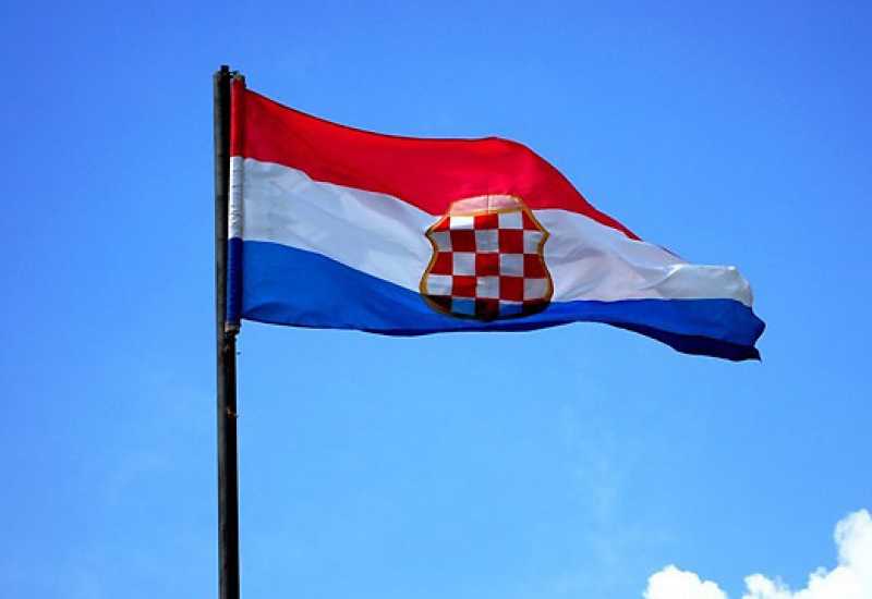 Zapaljena hrvatska zastava kod Tešnja