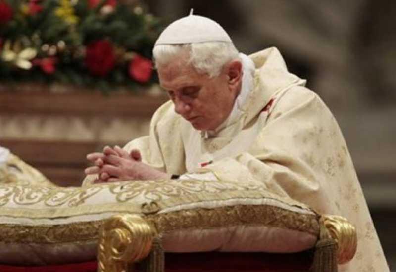 Tisuće vjernika dolaze odati počast bivšem papi Benediktu XVI