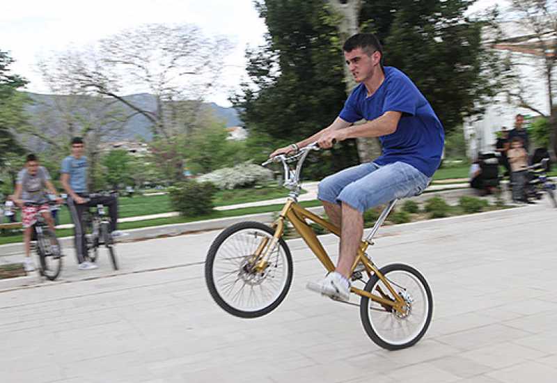 Bljesak.info - Čapljinac obara svjetski rekord u vožnji bicikla na zadnjem kotaču