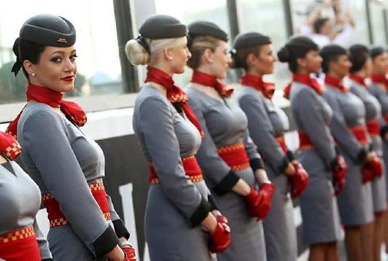 Женщина называет дорогой. Стюардессы авиакомпании Аэрофлот. Униформа стюардесс. Форма стюардесс разных авиакомпаний.
